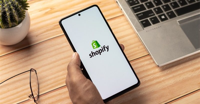 Distinguishing Shopify and Tailored Websites